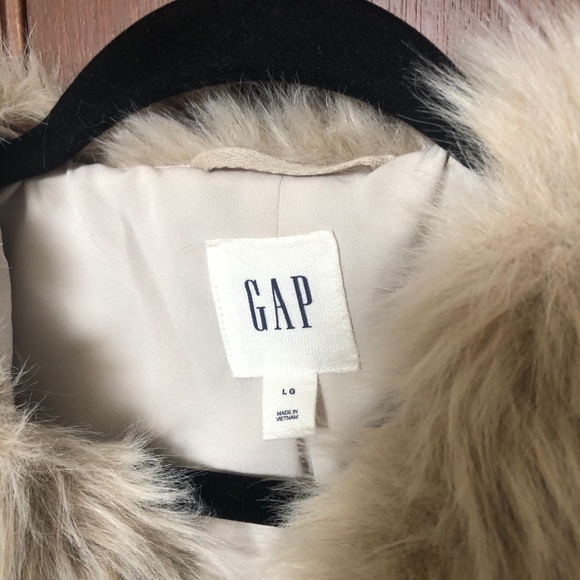 BNWOT Gap faux fur vest - Picture 2 of 4